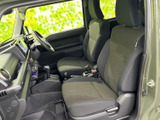 シンプルなデザインながらも、必要な機能はしっかり備わっています。運転に必要な情報を視認しやすい位置に配置。操作性にも優れています。