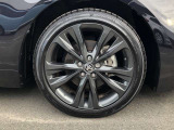 【トヨタ純正17インチアルミホイール】です!車両デザインに合わせてホイールをデザインしているため、見た目にもカッコイイアルミホイール♪洗車もラクチンで錆びません。