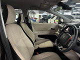 運転席の画像です。足元やシートまわりに余裕があり、リラックスした姿勢で運転が可能です。視界も良好で操作系へのアクセスもしやすく、快適で安心感のあるドライブをサポートします。