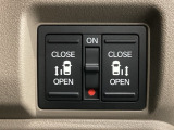【両側パワースライドドア】両側がパワースライドドアになっており、運転席のスイッチやスマートキーでも開閉が可能です!開口部も広いので乗り降りも楽々♪