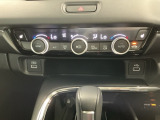 【左右独立オートエアコン】左右席で独立温度コントロールが可能です。運転席はキンキンに冷やして助手席はマイルドにと言った設定が可能です☆暑さ寒さでケンカすることもなくなりますね♪