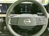 握りやすいステアリングは、運転の楽しさを引き立てます。操作性も高く、快適なドライビングをサポートします。