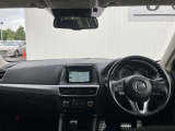 フロントピラーの位置を従来よりも後方にレイアウト。運転席からの視界の広がりを向上。車両の周囲の状況を、いち早く知ることで、安全に運行できます。