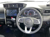 運転席まわりです。 各操作スイッチは使いやすい位置に配置されてます。