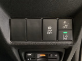 Hondaセンシング用の、VSA(ABS+TCS+横滑り抑制)解除と路外逸脱抑制機能のオンオフスイッチなどはハンドルの右側に装備しています。