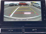 後方の状況確認を支援するため、カメラ映像とガイドラインを表示し、駐車時の安全性を高めます。狭い場所でも安心して駐車操作ができます。