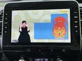 停車時には、テレビや動画コンテンツをお楽しみいただけます。長距離移動や休憩時間も快適に過ごせる、うれしい機能です。
