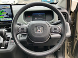 握りやすいステアリングは、運転操作をサポート。操作スイッチも配置され、運転中でも快適に操作できます。