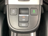 セレクトレバーの下に電子制御パーキングブレーキがあります。スイッチひとつで、停車した地点の傾斜などをシステムが検知・判断してブレーキ力を自動的に最適制御し、しっかり停車できるパーキングシステムです。