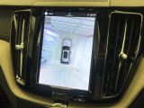 【360&deg;ビューカメラ】4台の高解像度カメラで360度の鳥瞰図を表示。隣の車や壁、死角にある障害物などを画面で確認できるため、狭いスペースでの駐車・出入りも安心です。