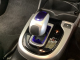 ハイブリッド専用セレクトレバーです。シフトチェンジを電子信号で送信するセレクトレバーを採用していますので、軽快でスマートな操作を楽しめます。