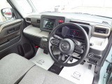 視界や操作まわりを確認しやすい運転席です。