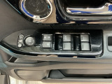 電動格納式リモコンドアミラーと、パワーウィンドウスイッチ等は運転席ドアにあります。