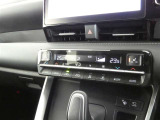 左右独立温度コントロールフルオートエアコンです。運転席、助手席それぞれで独立して温度設定ができます。冷え性の方が乗っても安心ですね♪