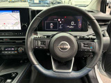 スポーティーなデザインのステアリングです。 取り回しもラクラク♪
