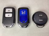 スマートキーを装備しています。鍵を差し込むことなくドアロックの開け閉めと、スタートボタン操作でのエンジンスタートができます。加えて、純正リモコンエンジンスターター用の操作キーもついています。