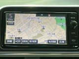 運転席からでも見やすい位置に配置された地図画面。スムーズなナビゲーションで、目的地まで安心してお送りします。道に迷う心配もありません。