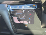 【オートエアコン】一度お好みの温度に設定すれば、車内の温度を検知し風量や温度を自動で調整。暑い&hellip;寒い&hellip;と何度もスイッチ操作をする必要はありません。快適な車内空間には必須の機能ですね♪