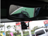 『1台』のお車に対して、3名体制で日々議論を重ね仕入れを行っております。