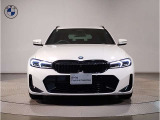 【BMWの伝統-1】BMWの特徴的な&ldquo;キドニーグリル&rdquo;は、80年以上続く伝統の形でございます。変わらないこだわりのデザインが、プレミアムブランド&ldquo;BMW&rdquo;を創り出します。