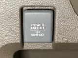 アクセサリーソケットはUSBのアダプターなどをつければ、スマホの充電にも使えます。周辺には物が置けるボックスがついています。