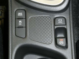 電動パーキングブレーキは、従来のサイドブレーキの代わりに、モーターを使用して指先操作で後輪のブレーキをかける電動の駐停車用装置。シフトのP連動やアクセル発進での自動解除により操作ミスを軽減してくれます