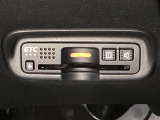 ハンドルの左下にETCがついています。高速道路の料金所の通過も楽々です。カードの取り出しもしやすい場所についています。