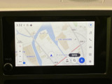 使いやすいインターフェースで運転をサポート。目的地設定やオーディオ操作が直感的に行え、快適なドライブを演出します。