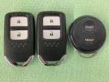 スマートキーを装備しています。鍵を差し込むことなくドアロックの開け閉めと、スタートボタン操作でのエンジンスタートができます。加えて、純正リモコンエンジンスターター用の操作キーもついています。