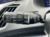 【オートワイパー(AUTO)】雨が降り出した時に、雨滴検出用センサー(レインセンサー)が雨滴を感知すると、自動でワイパーが動作します。