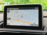 見やすい地図画面で、スムーズなナビゲーションを実現。渋滞情報も表示され、最適なルートを案内してくれます。運転に集中できます。