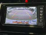 【バックカメラ】駐車時に後方がリアルタイム映像で確認できます。大型商業施設や立体駐車場での駐車時や、夜間のバック時に大活躍!運転スキルに関わらず、今や必須となった装備のひとつです!
