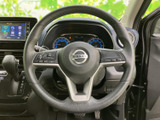 握りやすい形状で、操作性も良好。長時間の運転でも疲れにくい設計です。ステアリング周りのスイッチ類も使いやすく、運転に集中できます。