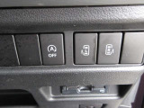 両側電動スライドドアのスイッチがあります。運転席に座ったままスライドドアの操作ができます。
