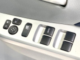 【電動格納ミラー】サイドミラーは電動格納式となっており、狭い駐車場でもキズがつくリスクを抑えられます。