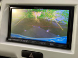 後方の状況を画面で確認できるので、狭い場所での駐車や車庫入れが楽になります。安全な運転をサポートする頼もしい装備です。