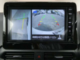 ギアを『R』に入れた後、カメラボタンを押すと、運転席から見えない左側面をナビ画面にうつしてくれるので、幅寄せや縦列駐車がし易くなります。