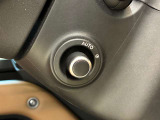 【電動調整ステアリングコラム】電動でステアリングの位置を微調整できます。またシートメモリと組み合わせることでハンドル位置も記録することができます。