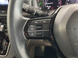 ステアリングにオーディオ操作スイッチが付いています。オーディオ画面に直接タッチしなくても操作が出来ますので、運転に集中できます。