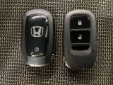 スマートキーを装備しています。鍵を差し込むことなくドアロックの開け閉めと、スタートボタン操作でのエンジンスタートができます。スペアキーも同じものを用意しております。