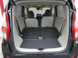 リヤシートの背もたれを前に倒すと大きなラゲッジに早変わり。大きな荷物も積載できます。