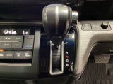 CVT車のセレクトレバーです。低速から高速まで、変速ショックのないスムーズな走りを実現するとともに、エンジン効率のよい領域を維持することで燃費にも貢献します。