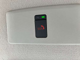 SOSコールは、急病時や危険を感じた時などにコールスイッチを押すと、専門のオペレーターが警察や消防への連携をサポートします。また、エアバック展開時は自動通報されます。
