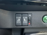 運転席の手元で両側スライドドアの開閉操作が可能です。