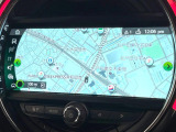 ●純正ナビ:一体感のあるナビは、高級感ある車内を演出してくれます。オーディオ機能も充実しておりますので、運転もより楽しめます♪
