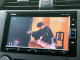 停車中にTVや映像を楽しめるので、待ち時間も快適に過ごせます。長距離移動の休憩時にも、リラックスできる空間を提供しますよ。