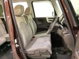 座面も厚みがあり背もたれも高く、広い足元にゆったり座れるシートです。運転席と助手席の間が空いている為、助手席側への移動がスムーズです。交通量の多い道でも助手席側から乗り降りができます。
