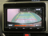 車両後方の映像を映すバックモニター。進路を確認しながら安全に車庫入れできます。