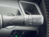 周囲の明るさに応じてヘッドライトを自動で点灯・消灯。トンネル内や夕暮れ時の運転を安全にサポートします。