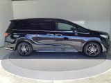 狭い駐車場でも、スライドドアならチャイルドシートへのお子さまの乗降や荷物の積載もスムーズ。とても便利な【両側電動スライドドア】ドアハンドを少し引くだけでリアドアが自動開閉します。